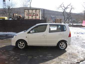 2001 Daihatsu YRV Photos