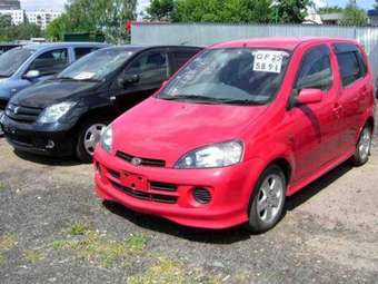 2001 Daihatsu YRV Images