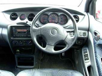 2001 Daihatsu YRV Pics