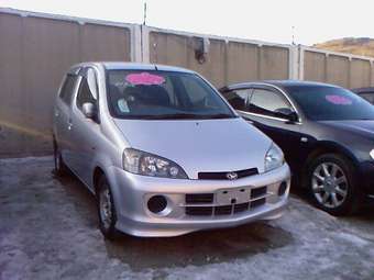 2001 Daihatsu YRV Pictures