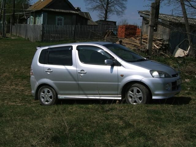 2001 Daihatsu YRV