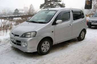 2001 Daihatsu YRV