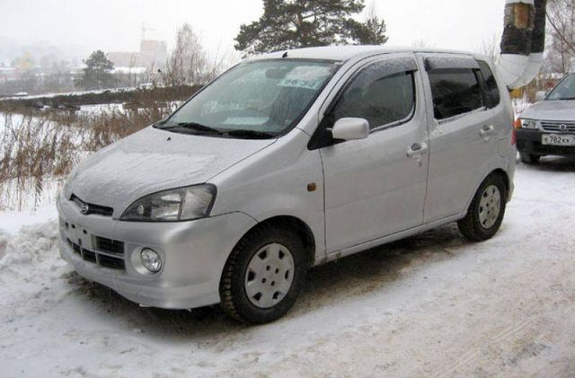 2001 Daihatsu YRV