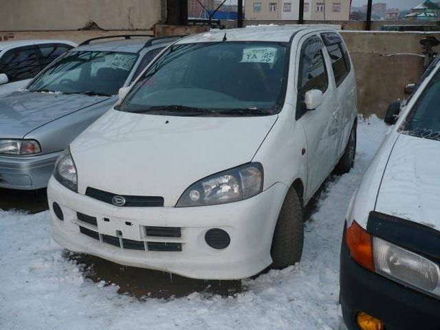 2001 Daihatsu YRV