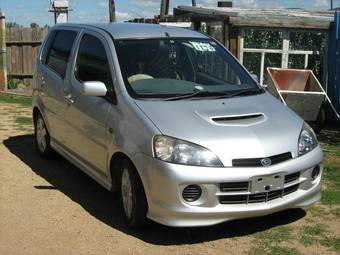 2001 Daihatsu YRV Pics