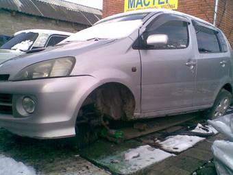 2001 Daihatsu YRV Pictures