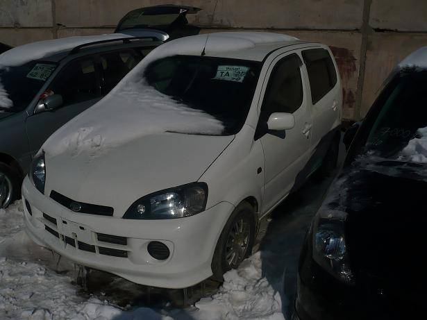 2001 Daihatsu YRV