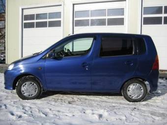 2001 Daihatsu YRV Pictures