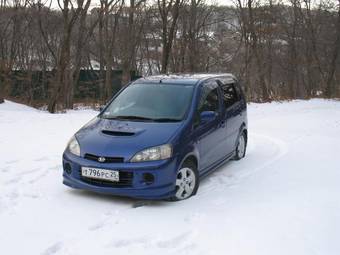 2001 Daihatsu YRV Photos