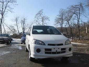 2001 Daihatsu YRV Pics