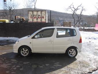 2001 Daihatsu YRV Pictures