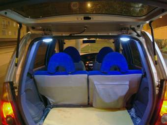 2001 Daihatsu YRV Photos