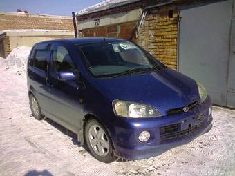 2001 Daihatsu YRV Pictures