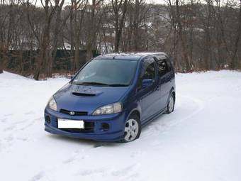 2001 Daihatsu YRV Photos