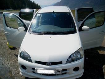 2001 Daihatsu YRV Pictures
