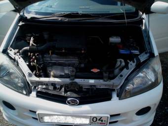 2001 Daihatsu YRV Photos