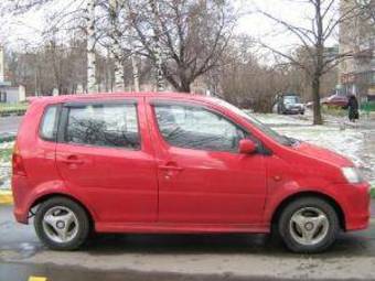 2001 Daihatsu YRV Pics