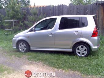 2001 Daihatsu YRV Photos