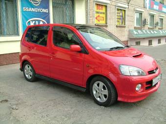 2001 Daihatsu YRV Photos