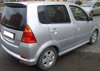 2001 Daihatsu YRV Photos