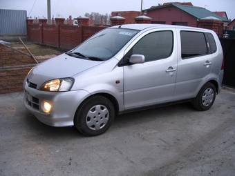 2001 Daihatsu YRV Pictures