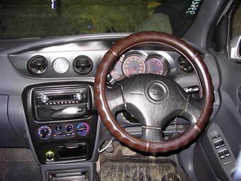 2001 Daihatsu YRV Pictures