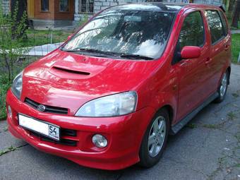 2001 Daihatsu YRV Images