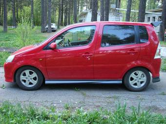 2001 Daihatsu YRV Pictures