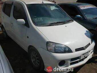 2001 Daihatsu YRV