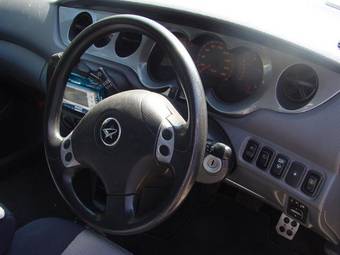 2001 Daihatsu YRV Pictures