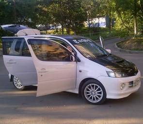 2001 Daihatsu YRV Photos