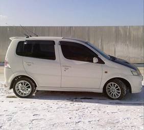 2001 Daihatsu YRV Pictures