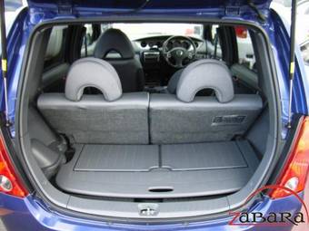 2001 Daihatsu YRV Photos