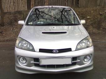 2001 Daihatsu YRV Images