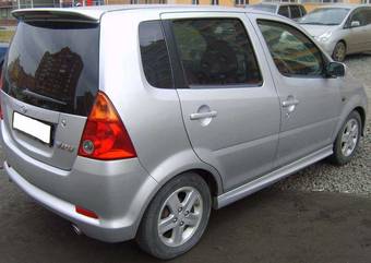 2001 Daihatsu YRV Photos