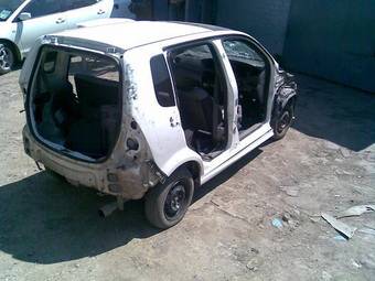 2001 Daihatsu YRV Pictures