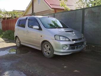 2001 Daihatsu YRV Pictures