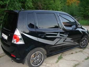 2001 Daihatsu YRV Pictures