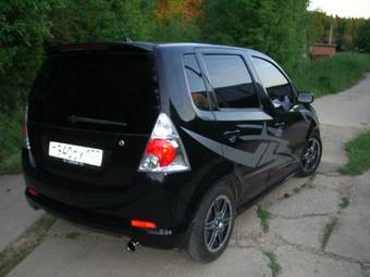 2001 Daihatsu YRV Photos