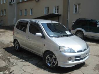 2001 Daihatsu YRV Photos