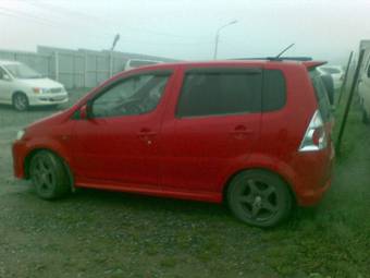 2001 Daihatsu YRV Pictures