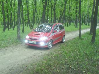 2001 Daihatsu YRV Photos