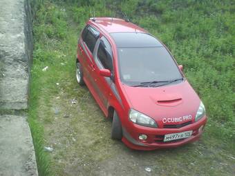 2001 Daihatsu YRV Photos