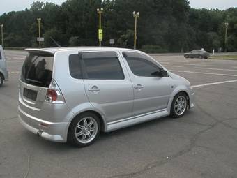2001 Daihatsu YRV Photos
