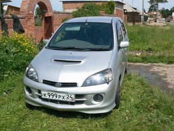 2001 Daihatsu YRV Photos