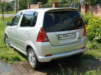 2001 Daihatsu YRV Photos