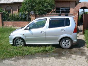 2001 Daihatsu YRV Pictures