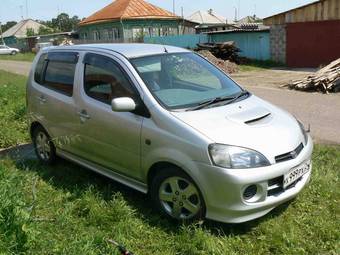 2001 Daihatsu YRV Photos