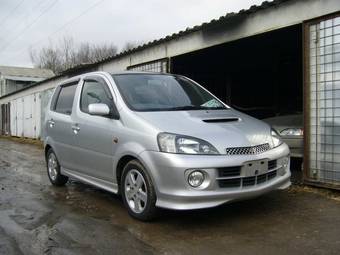 2001 Daihatsu YRV Pictures