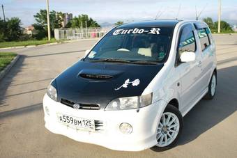 2001 Daihatsu YRV Pictures